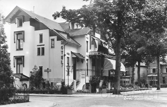 Wilhelminapark0006, Hotel Bellevue, Stationslaan. 1959.jpg - Hotel “Bella Vista” aan de Stationslaan 5-7 hoek Prins Hendriklaan. Gebouwd in 1904.De villa was vanaf 1904 gespitst en in 1906 stond nr. 5 leeg en op nr. 7 woonde C. Fred Klokke, correspondent aan de Kosmos in Zeist. In 1920 kwam pas de naam Bella Vista voor bij een verkoop van nr. 7 in een Utrechtse krant. En kwam er een Pension in van mevr. J.G. Huijsman, Pensionhoudster. Rond 1952 wordt nr. 5 ook een pension, pas in 1959 wordt de heer Hogeveen, bouwkundige eigenaar van nr. 7 en begint hier een Hotel – Restaurant Bella Vista met 28 kamers in een Zwitserse interieur en Indische, Franse,  Zwitserse keuken. Dan speelt hier ook op zijn vleugel Peter Kellenbach op feesten en partijen. In 1972 brandt het 12 jaar oude hotel helemaal af na een gasexplosie, er vallen geen gewonden. Op deze plek is in 1974 een nieuwe appartementencomplex genaamd “Bella Vista” nr. 5 t/m 19. Opname van 1959.